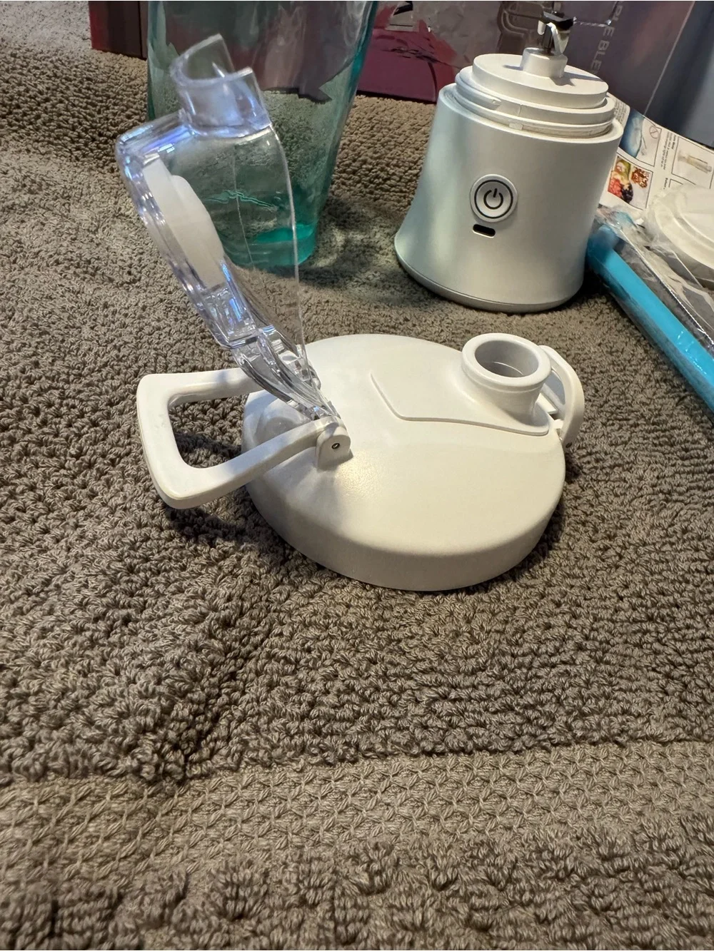 20 oz Teal and White Portable Blender with multi Lights Indicator!